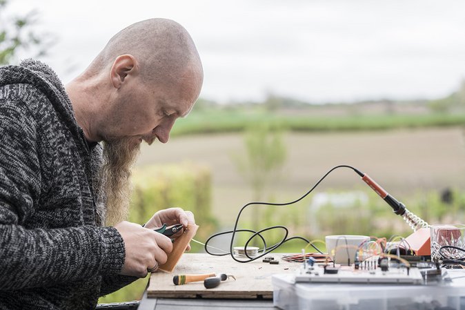 Poul Erik Tjørnfeldt er uddannet elektriker og læser nu til Elektronik online. Foto: Claus Lillevang
