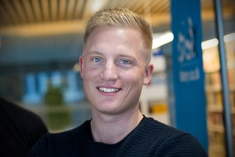 Rune Bak Knudsen er uddannet tømrer og er efterfølgende bygningsingeniør på Ingeniørhøjskolen Aarhus Universitet