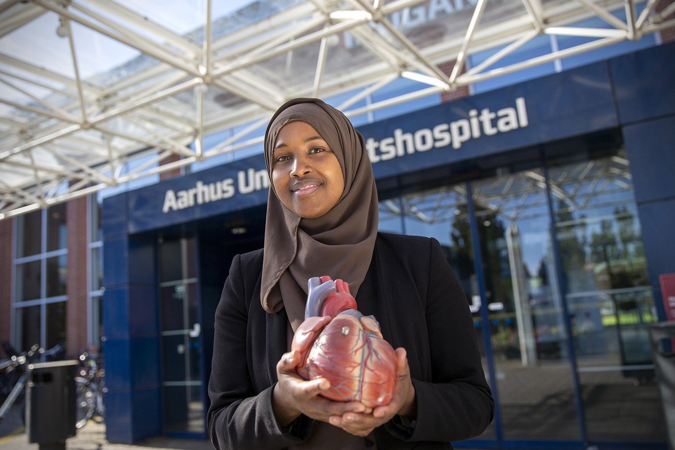 Mariam Noor er ingeniør. Hun har i samarbejde med hjertelæger på Aarhus Universitetshospital udviklet en ring, der kan gøre utætte hjerteklapper tætte igen. Foto: Lars Kruse, AU Foto.