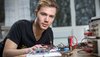 Studerende der kigger på elektronik