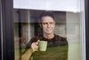 Billede af Dennis med en kop kaffe