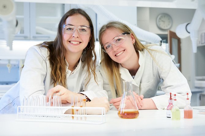 Anne-Catrhine Burkal (th) og Emma Flou Pallesen er studiekammerater på ingeniøruddannelsen i Kemiteknologi. Foto: Peer Klercke