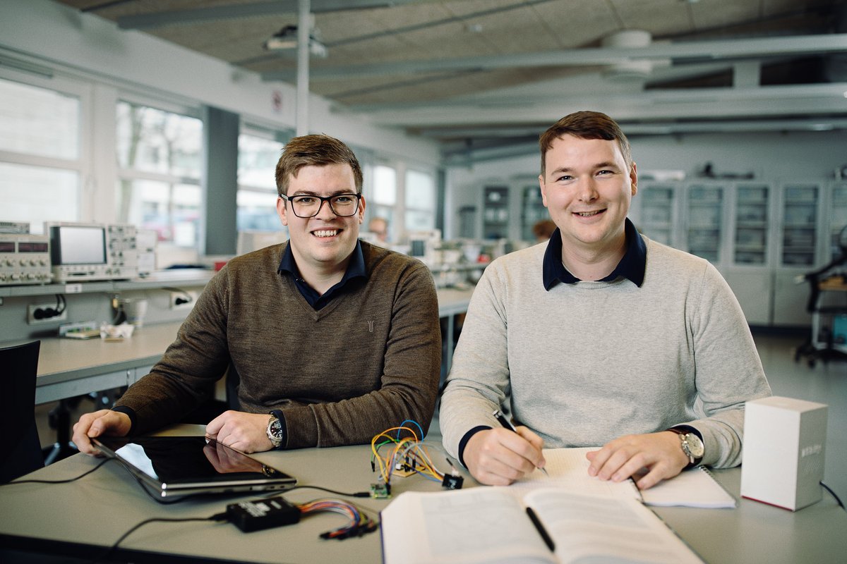 Karsten er uddannet elektriker, og Jens er uddannet maskinsnedker. Nu er de også uddannet diplomingeniører i Elektronik. Foto: Martin Graugaard