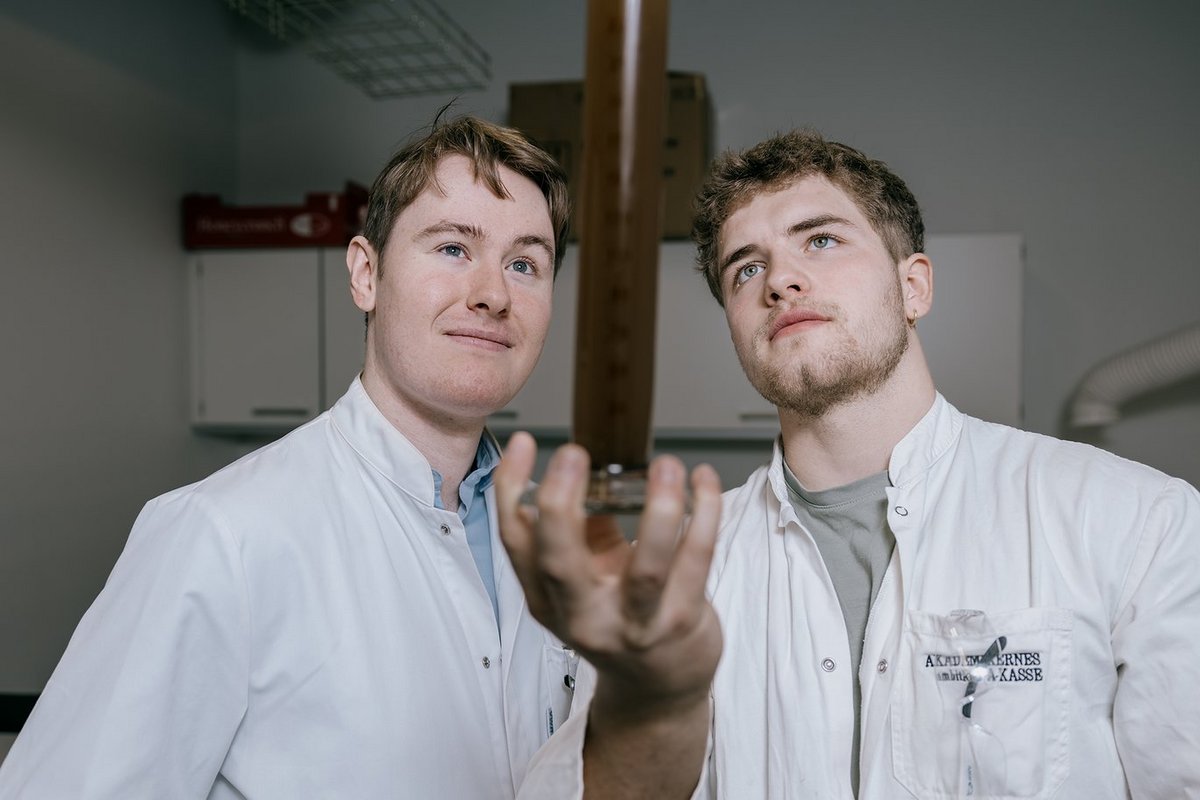 Jonas Skov og Olaf Vilhelm Sckerl har testet skyllemiddels effekt på rensning af vand for PFAS, og resultaterne er overraskende (Foto: Jens Hartmann) 