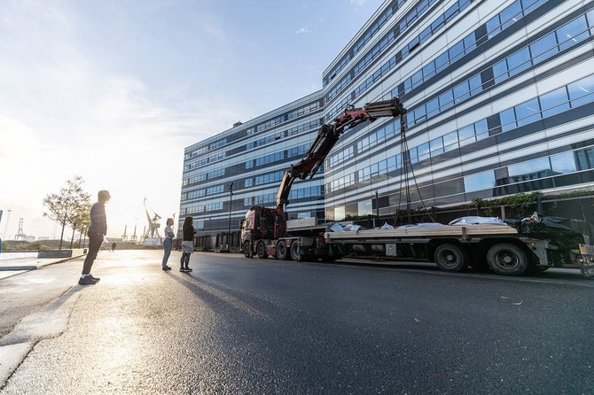 I Danmark er beton det mest anvendte byggemateriale. Beton består blandt andet af cement, og cementproduktion alene anslås at stå for ca. 5% af verdens samlede, menneskeskabte CO2-udledning. Her ankommer trædækket til Navitas på Aarhus Ø. Foto: AU Foto. 