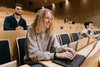Billede af studerende i et auditorium