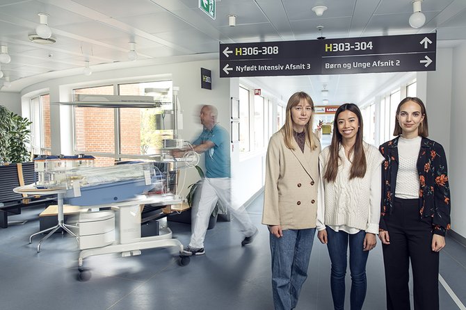 Celia Nielsen, Jenny Thuy Dung Tran og Thea Penus Kjeldahl har udviklet et modul til transportkuvøser på Aarhus Universitetshospital. (Foto: Roar Paaske)