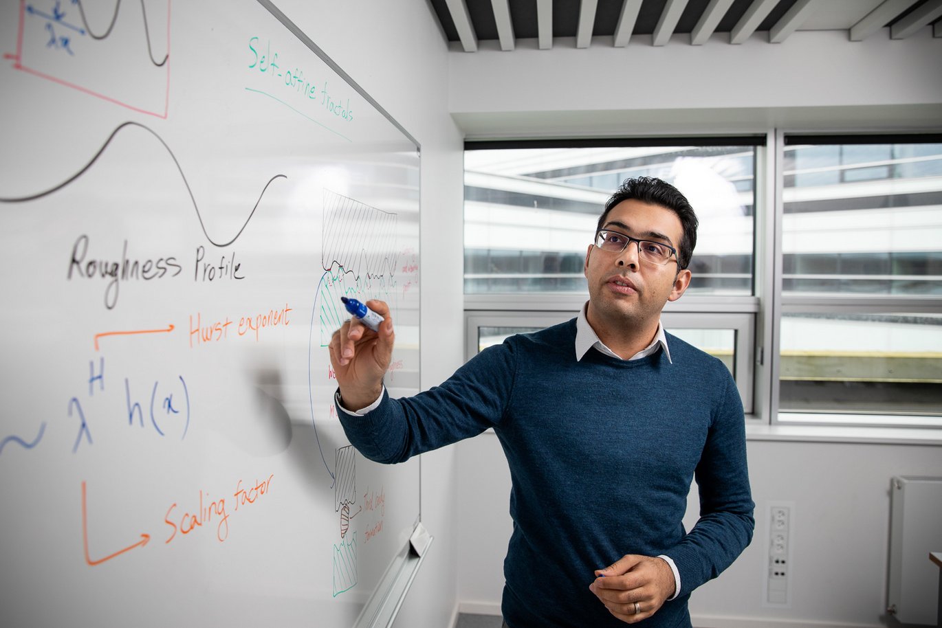 "Vi har udviklet en analytisk model, der kan forudsige mekanismen for spåndannelse for næsten alle materialer," siger lektor Ramin Aghababaei (foto). Foto: Lars Kruse, AU Foto. 