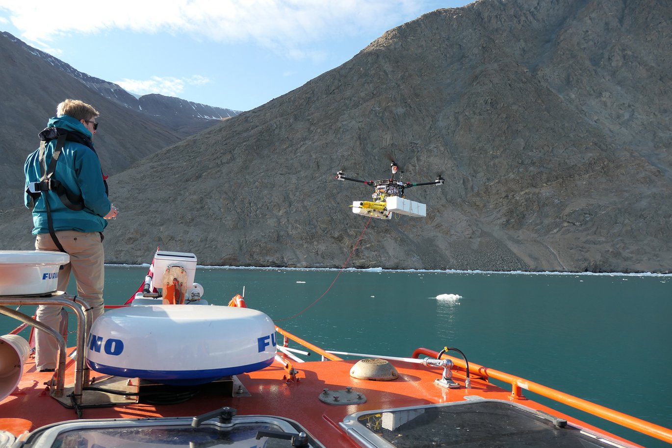 Ebbe Poulsen controls the drone with the probe at the glacier front where the drone is dropped. Photo: Søren Rysgaard.