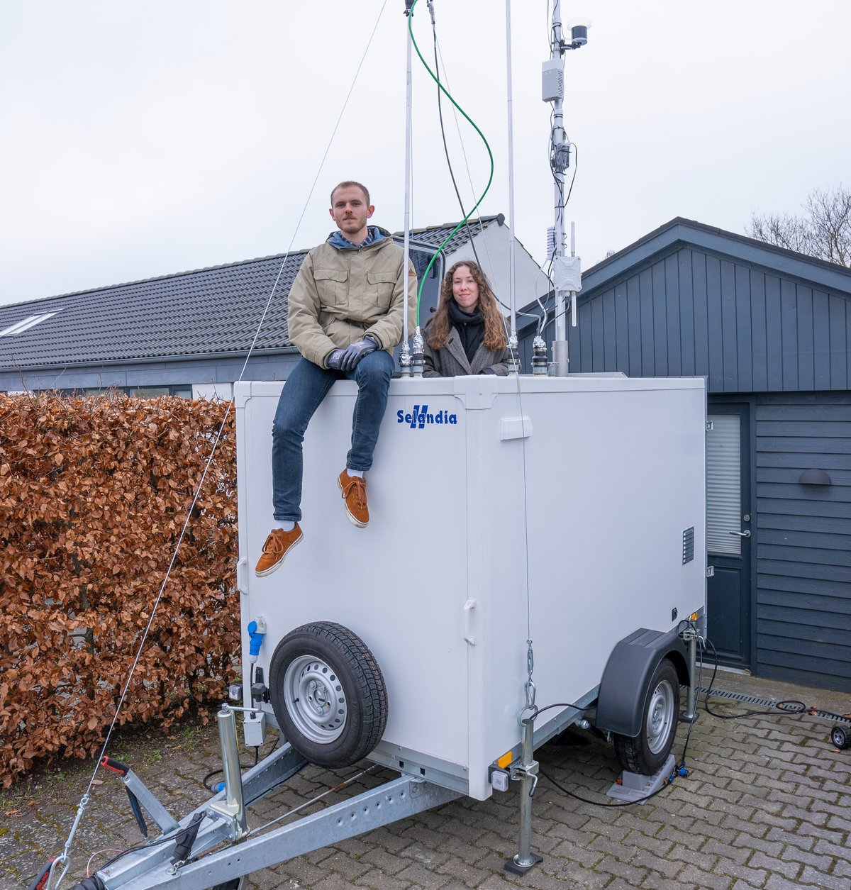 Jakob og Laura oven på deres målestation, der pt. står parkeret i Mårslet. Foto: Teknologisk Institut. 