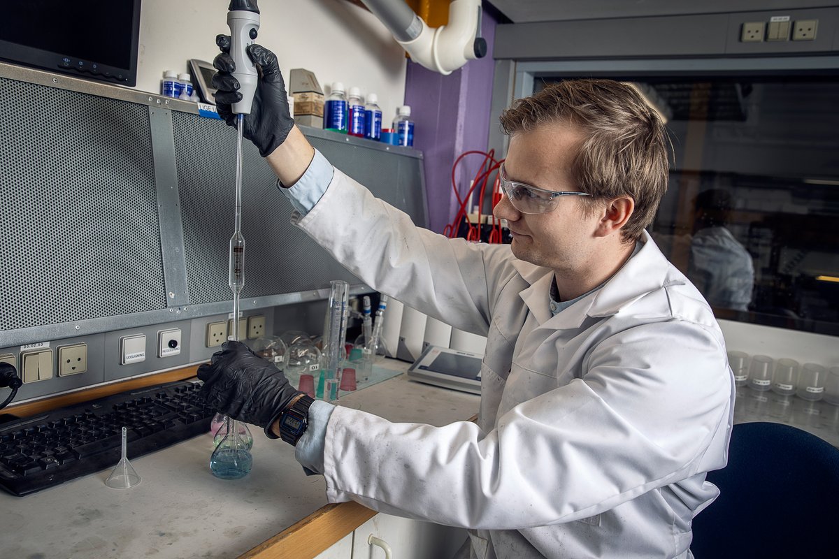 Frederik Linding Povlsen arbejder med anodisering i sit laboratorium på Bang & Olufsens Factory 5 i Struer.