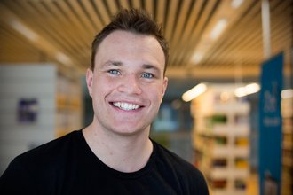 Jonas Aabo Larsen er uddannet murer og efterfølgende bygningsingeniør fra Ingeniørhøjskolen Aarhus Universitet
