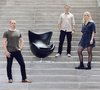 Billede af tre it-ingeniørstuderende som står på en trappe