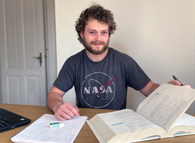 Emil læser til ingeniør i Kemiteknologi på Aarhus Universitet, men det var bestemt ikke en retning, han havde låst sig fast på fra starten. Foto: Privatfoto.