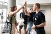 Billede af to studerende der giver highfive 