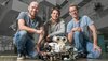 Tre personer med en undervandsrobot