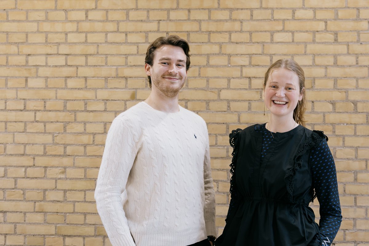 Kristine Erikstrup Tækker læser til civilingeniør i Kemi- og Bioteknologi. Her ses hun med sin studiekammerat, Jakob Ernst Lüdeking. 