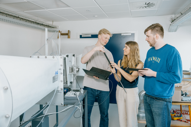 Her arbejder og Daniel Bay-Smidt, Nanna Steenberg Edvardsen og Gustav Pallesen på at sætte et forsøg med hajskind på vindmøllevinger op i laboratoriet. AU Foto: Jens Hartmann