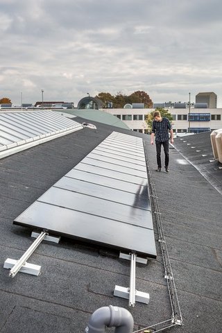 RESCUE Lab er selvforsynende med energi fra sol, vind og biogas og har samtidig kapacitet til energilagring. Billedet er taget på taget, som er forsynet med solceller. AU Foto.