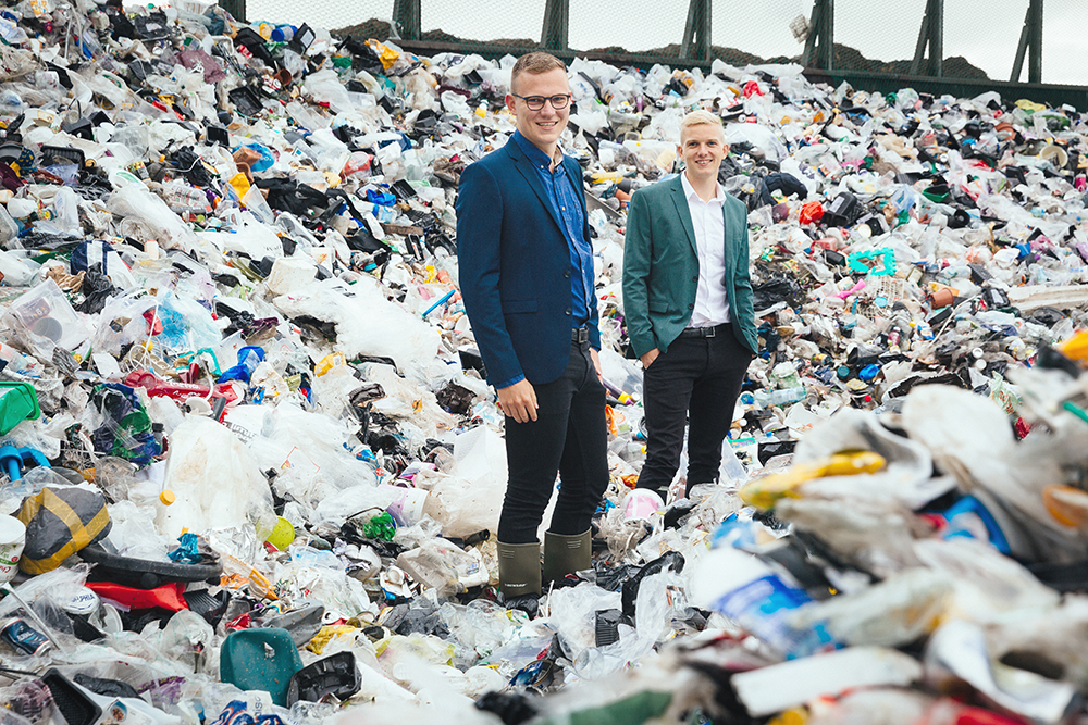 Rasmus Dall Nielsen (tv) og Emil Buur Trads har opfundet en maskine, der kan sortere vores affald, så vi kan genbruge mere plastik. (Foto: Ida Marie Jensen _ AU)