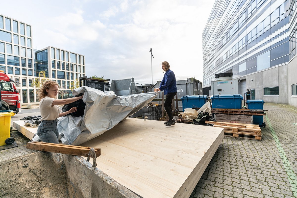 Unboxing the wooden deck. Engineering students Thomas Rønberg Thomsen, Anne Askær Bastholm og Sofie Yan Rasmussen aim to identify the dynamic properties of the deck and to understand how rigidity affects comfort. Photo: AU Foto. 