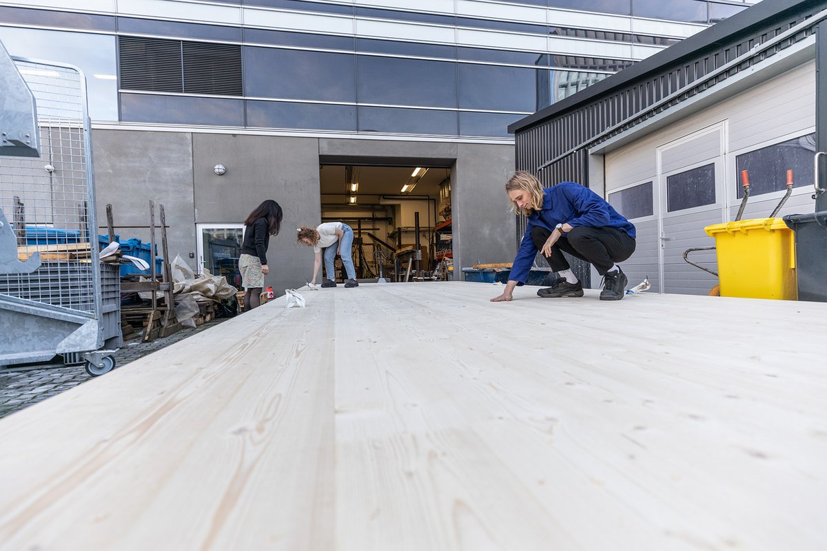 "When you come down to it, we’re trying to deal with the problem that we want to build more using timber, but timber has the disadvantage that it is a light and rigid material that is more susceptible to oscillation than concrete. We’re trying to identify some of the comfort problems this can cause,” says Anne Askær Bastholm. Photo: AU Foto. 