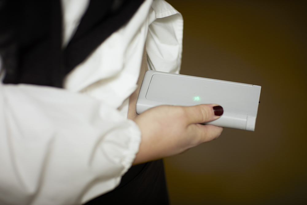 Det lille apparat scanner huden for at finde et punkt med optimal blodgennemstrømning. AU Foto: Ida Maria Jensen. 