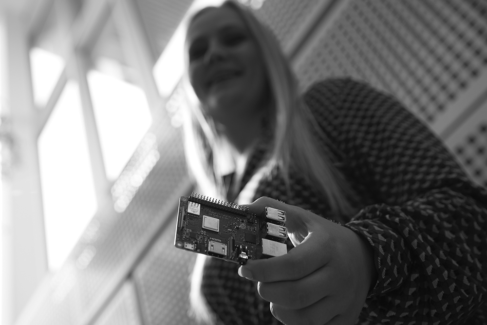 På 4. semester har Pernille bl.a. skulle benytte en Raspberry Pi i forbindelse med semesterprojektet. På 2. semester skulle hun udvikle et intelligent program til en robot. Foto: Ida Jensen, AU Foto.