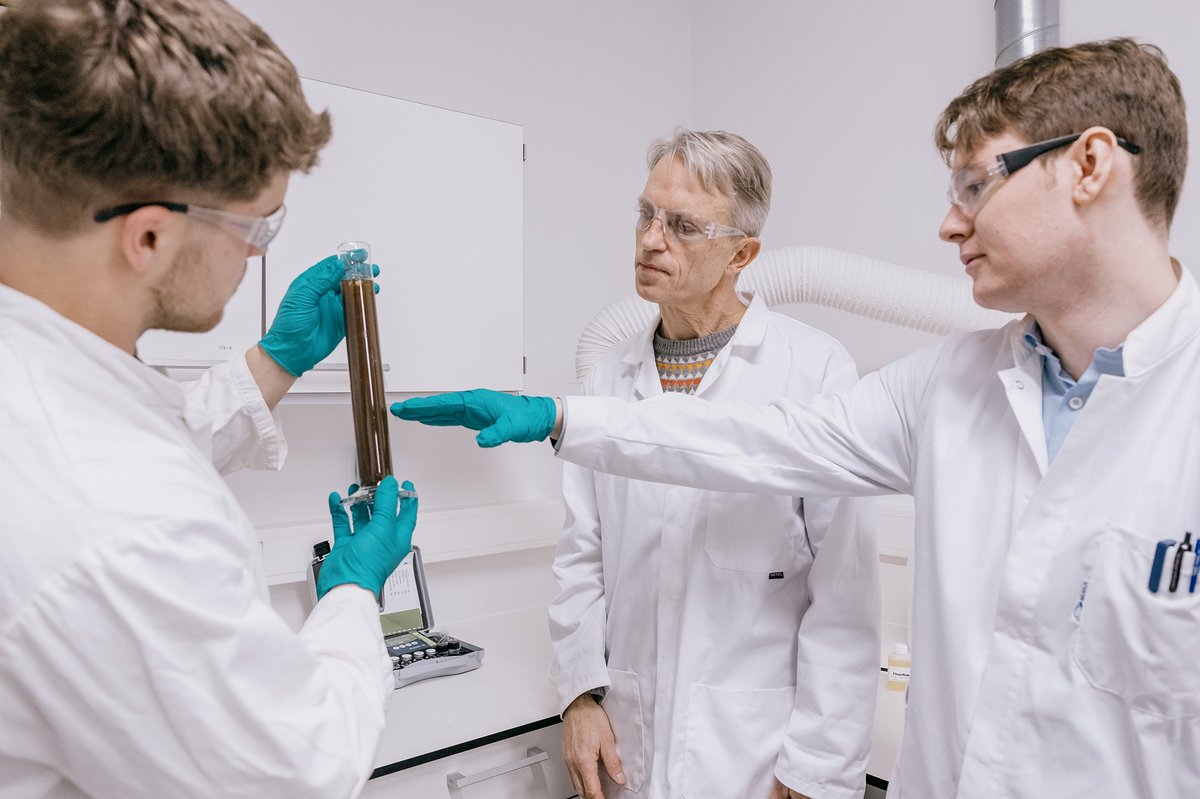 De to ingeniørstuderende udførte deres eksperimenter i et fælles bachelorprojekt på Institut for Bio- og Kemiteknologi ved Aarhus Universitet. (Foto: Jens Hartmann)