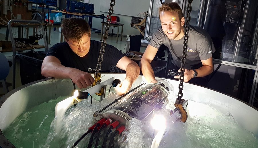 Undervandsrobotten NorthRov bliver vist frem for offentligheden i forbindelse med Folkemødet på Bornholm. Her tjekker Johan T. Krogshave og Robert Søndergaard de grundlæggende funktionaliteter i et testbassin. (Foto: Jesper Bruun) 